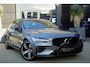 Volvo V60 2.0 T6 Recharge AWD R-Design | 340 PK | Panoramadak | Harman Kardon | 360° camera | Trekhaak | Volvo V60 2.0 T6 Recharge AWD R-Design met 340 PK, een 2.0-liter viercilinder plug-in hybride benzinemotor, panoramadak, premium Harman Kardon-audio, head-up display, 360°-camera, adaptieve c