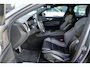 Volvo V60 2.0 T6 Recharge AWD R-Design | 340 PK | Panoramadak | Harman Kardon | 360° camera | Trekhaak | Volvo V60 2.0 T6 Recharge AWD R-Design met 340 PK, een 2.0-liter viercilinder plug-in hybride benzinemotor, panoramadak, premium Harman Kardon-audio, head-up display, 360°-camera, adaptieve c