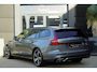 Volvo V60 2.0 T6 Recharge AWD R-Design | 340 PK | Panoramadak | Harman Kardon | 360° camera | Trekhaak | Volvo V60 2.0 T6 Recharge AWD R-Design met 340 PK, een 2.0-liter viercilinder plug-in hybride benzinemotor, panoramadak, premium Harman Kardon-audio, head-up display, 360°-camera, adaptieve c
