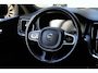 Volvo V60 2.0 T6 Recharge AWD R-Design | 340 PK | Panoramadak | Harman Kardon | 360° camera | Trekhaak | Volvo V60 2.0 T6 Recharge AWD R-Design met 340 PK, een 2.0-liter viercilinder plug-in hybride benzinemotor, panoramadak, premium Harman Kardon-audio, head-up display, 360°-camera, adaptieve c
