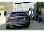 Volvo V60 2.0 T6 Recharge AWD R-Design | 340 PK | Panoramadak | Harman Kardon | 360° camera | Trekhaak | Volvo V60 2.0 T6 Recharge AWD R-Design met 340 PK, een 2.0-liter viercilinder plug-in hybride benzinemotor, panoramadak, premium Harman Kardon-audio, head-up display, 360°-camera, adaptieve c