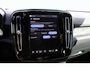 Volvo EX40 Single Motor Extended Range Plus 82 kWh | Achteruitrijcamera | Voor & achter parkeersensoren | Google Services | Cruise Control | Semi elektrische trekhaak | Stoelverwarming voorzijde | Stuurwielverwarming | Allseasonbanden |