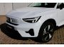 Volvo EX40 Single Motor Extended Range Plus 82 kWh | Achteruitrijcamera | Voor & achter parkeersensoren | Google Services | Cruise Control | Semi elektrische trekhaak | Stoelverwarming voorzijde | Stuurwielverwarming | Allseasonbanden |