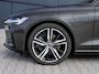 Volvo V60 2.0 T8 Recharge AWD R-Design | Incl. 12 maanden garantie | SOH 91% | Pilot assist | Harman/Kardon audio | Memory seats | Stoel/stuurverwarming | Uitklapbare trekhaak | Schuif/kantel dak | Apple carplay/Android auto |
