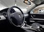 BMW 3-Serie Touring 320i/ Ketting V.V!!/ Panorama-Dak/ Elek. pakket/ 18'' LMV/ Clima/ Stoelverw./ Radio-CD/ Armsteun/ Multi. LEDER. Stuur/ Dakrails/ Extra getint glas.