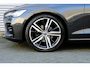 Volvo V60 2.0 T4 R-Design | Trekhaak | 19-Inch Lichtmetalen Velgen | Sportchassis | Elektrisch Verstelbare Bestuurdersstoel Met Geheugen | Cruise Control | Elektrische Achterklep | Verwarmbare Voorstoelen | Adaptieve LED Koplampen met Bochtverlichting | Getint Glas Achter | Nappa Leder/Open Grid Textiel | Apple Carplay/Android Auto | Achteruitrijcamera | Parkeersensoren Voor & Achter |