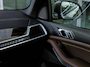 BMW X5 xDrive50e | DRAVITGRAU | ACHTERAS BESTURING | PANORAMADAK | TREKHAAK | SOFTCLOSE | STOELVENTILATIE | STOELVERWARMING | HARMAN KARDON | INTEGRAL ACTIVE STEERING | STOELMASSAGE | MEMORY | NL AUTO |