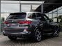 BMW X5 xDrive50e | DRAVITGRAU | ACHTERAS BESTURING | PANORAMADAK | TREKHAAK | SOFTCLOSE | STOELVENTILATIE | STOELVERWARMING | HARMAN KARDON | INTEGRAL ACTIVE STEERING | STOELMASSAGE | MEMORY | NL AUTO |
