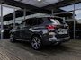 BMW X5 xDrive50e | DRAVITGRAU | ACHTERAS BESTURING | PANORAMADAK | TREKHAAK | SOFTCLOSE | STOELVENTILATIE | STOELVERWARMING | HARMAN KARDON | INTEGRAL ACTIVE STEERING | STOELMASSAGE | MEMORY | NL AUTO |