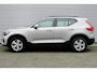 Volvo XC40 2.0 B3 Essential | Adaptieve Cruise Control Met Stuurhulp | BLIS | Stuurverwarming | Stoelverwarming | Lendensteun | Textiel Bekleding | Trekhaak Semi Elektrisch Inklapbaar | 17-inch Lichtmetalen Velgen | Metallic Lak | Google Maps & Play Store | Carplay | Android Auto |