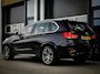 BMW X5 40D xDrive M-Sport | HUD | COMFORTZETELS | PANO | LED | CARBONSCHWARZ METTALIC | TREKHAAK | MEMORY