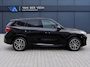 BMW X1 sDrive18i M-Sport | Panorama dak | Elektrisch wegklapbare trekhaak | Stoelverwarming | Achteruitrijcamera | Elektrische kofferbakklep | Keyless entry/start | Half leder/alcantara | Draadloze telefoonlader | Apple CarPlay/Android Auto | Navigatie | Climate controle | Parkeersensoren V+A |