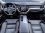Volvo XC60 2.0 T6 Plug-in hybrid AWD Plus Dark | Incl. 12 maanden Garantie | SoH 96% | Panorama dak | Keyless entry/start | Achteruitrijcamera | Elektrische kofferbakklep | Memory stand stoelen | Adaptive cruise | Apple CarPlay/Android Auto | Climate controle | Draadloze telefoonlader | Lederen bekleding |