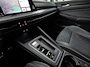 Volkswagen Golf 1.5 eTSI R-Line Business+ 150Pk Automaat (2X R-LINE, APPLE CARPLAY, STUUR/STOELVERWARMING, CAMERA, KUIPSTOELEN, GETINT GLAS, TREKHAAK, KEYLESS, NIEUWSTAAT)