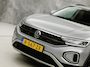 Volkswagen T-Roc 1.5 TSI Life Sport 150Pk Automaat (APPLE CARPLAY, GROOT NAVI, CAMERA, STOELVERWARMING, SPORTSTOELEN, GETINT GLAS, TREKHAAK, NIEUWSTAAT)