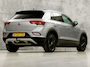 Volkswagen T-Roc 1.5 TSI Life Sport 150Pk Automaat (APPLE CARPLAY, GROOT NAVI, CAMERA, STOELVERWARMING, SPORTSTOELEN, GETINT GLAS, TREKHAAK, NIEUWSTAAT)
