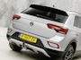 Volkswagen T-Roc 1.5 TSI Life Sport 150Pk Automaat (APPLE CARPLAY, GROOT NAVI, CAMERA, STOELVERWARMING, SPORTSTOELEN, GETINT GLAS, TREKHAAK, NIEUWSTAAT)