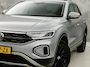 Volkswagen T-Roc 1.5 TSI Life Sport 150Pk Automaat (APPLE CARPLAY, GROOT NAVI, CAMERA, STOELVERWARMING, SPORTSTOELEN, GETINT GLAS, TREKHAAK, NIEUWSTAAT)