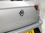Volkswagen T-Roc 1.5 TSI Life Sport 150Pk Automaat (APPLE CARPLAY, GROOT NAVI, CAMERA, STOELVERWARMING, SPORTSTOELEN, GETINT GLAS, TREKHAAK, NIEUWSTAAT)