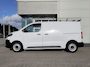 Peugeot e-Expert EV L2 50 kWh Stuurverwarming | Parkeercamera | Imperiaal | Trekhaak | 2 zits | Adaptive cruise control | Schuifdeur links