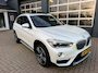 BMW X1 XDrive25i Centennial High Executive / Pano / Head-Up / Camera / Harman Kardon / Trekhaak / Sportleder / Zeer nette Auto !!.