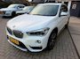 BMW X1 XDrive25i Centennial High Executive / Pano / Head-Up / Camera / Harman Kardon / Trekhaak / Sportleder / Zeer nette Auto !!.