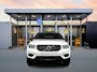 Volvo XC40 T5 Recharge R-Design | 19" | Leder/Nubuck | Panoramadak | Trekhaak | Stoel/Stuurverwarming | Parkeercamera | Adaptieve Cruise | Getint Glas