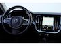Volvo V60 B3 177PK Automaat Essential Edition / Adaptieve cruise control / Stoel en stuurwielverwarming / Trekhaak / Google systeem / achterbank verwarmd / 19” velgen