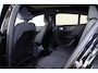 Volvo EC40 Extended Range Plus Black Ed. 82 kWh - Panoramadak - IntelliSafe Assist & Surround - 360º Camera - Verwarmde voorstoelen, stuur & achterbank - Parkeersensoren voor & achter - Elektr. bedienb. bestuurdersstoel met geheugen - Draadloze tel. lader - Warmtepomp - Extra getint glas - 20' LMV