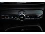Volvo EC40 Extended Range Plus Black Ed. 82 kWh - Panoramadak - IntelliSafe Assist & Surround - 360º Camera - Verwarmde voorstoelen, stuur & achterbank - Parkeersensoren voor & achter - Elektr. bedienb. bestuurdersstoel met geheugen - Draadloze tel. lader - Warmtepomp - Extra getint glas - 20' LMV