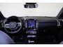 Volvo EC40 Extended Range Plus Black Ed. 82 kWh - Panoramadak - IntelliSafe Assist & Surround - 360º Camera - Verwarmde voorstoelen, stuur & achterbank - Parkeersensoren voor & achter - Elektr. bedienb. bestuurdersstoel met geheugen - Draadloze tel. lader - Warmtepomp - Extra getint glas - 20' LMV