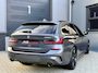 BMW 3-Serie Touring 330e *M-Sport* Mineralgrau / Black Edition / Apple Carplay / Stoelverwarming / Leder/Alcantara / Trekhaak / 19"LMV