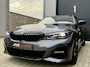 BMW 3-Serie Touring 330e *M-Sport* Mineralgrau / Black Edition / Apple Carplay / Stoelverwarming / Leder/Alcantara / Trekhaak / 19"LMV