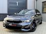 BMW 3-Serie Touring 330e *M-Sport* Mineralgrau / Black Edition / Apple Carplay / Stoelverwarming / Leder/Alcantara / Trekhaak / 19"LMV