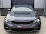 BMW 3-Serie Touring 330e *M-Sport* Mineralgrau / Black Edition / Apple Carplay / Stoelverwarming / Leder/Alcantara / Trekhaak / 19"LMV