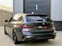 BMW 3-Serie Touring 330e *M-Sport* Mineralgrau / Black Edition / Apple Carplay / Stoelverwarming / Leder/Alcantara / Trekhaak / 19"LMV