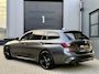 BMW 3-Serie Touring 330e *M-Sport* Mineralgrau / Black Edition / Apple Carplay / Stoelverwarming / Leder/Alcantara / Trekhaak / 19"LMV