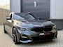 BMW 3-Serie Touring 330e *M-Sport* Mineralgrau / Black Edition / Apple Carplay / Stoelverwarming / Leder/Alcantara / Trekhaak / 19"LMV