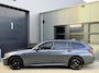 BMW 3-Serie Touring 330e *M-Sport* Mineralgrau / Black Edition / Apple Carplay / Stoelverwarming / Leder/Alcantara / Trekhaak / 19"LMV
