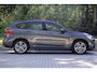 BMW X1 sDrive18i High Executive M-Sport | Leder | Pano | HUD | Navi Plus | Stoelverwarming | Hifi | DAB | Grootlichtassistent | Etc.
