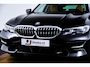 BMW 3-Serie Touring 320e Luxury Line - Trekhaak - Panoramadak - Active Cruise Control - Stuurwielrand verwarmd - Elektrisch verstelbare/verwarmde stoelen - Geluiddempende/Getinte ruiten - Parking Assistant -