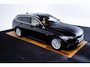 BMW 3-Serie Touring 320e Luxury Line - Trekhaak - Panoramadak - Active Cruise Control - Stuurwielrand verwarmd - Elektrisch verstelbare/verwarmde stoelen - Geluiddempende/Getinte ruiten - Parking Assistant -
