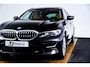 BMW 3-Serie Touring 320e Luxury Line - Trekhaak - Panoramadak - Active Cruise Control - Stuurwielrand verwarmd - Elektrisch verstelbare/verwarmde stoelen - Geluiddempende/Getinte ruiten - Parking Assistant -