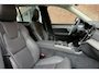 Volvo XC90 T8 Plug-in hybrid AWD Ultra Dark | Luchtvering | Panoramadak | All-season banden |  Trekhaak | Head up display | Premium audio by Bowers&Wilkins | 360 graden camera | Verwarmbare voorstoelen met massagefunctie en ventilatie