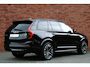 Volvo XC90 T8 Plug-in hybrid AWD Ultra Dark | Luchtvering | Panoramadak | All-season banden |  Trekhaak | Head up display | Premium audio by Bowers&Wilkins | 360 graden camera | Verwarmbare voorstoelen met massagefunctie en ventilatie