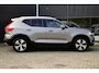 Volvo XC40 T3 Momentum Pro | Achteruitrij Camera | 100% Dealeronderhouden | Stoel Verwarming | Voorruit verwarming | 18"LM Velgen | Parkeer sensoren V+A | Trekhaak | Extra Donker Glas Achter |