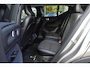 Volvo XC40 T3 Momentum Pro | Achteruitrij Camera | 100% Dealeronderhouden | Stoel Verwarming | Voorruit verwarming | 18"LM Velgen | Parkeer sensoren V+A | Trekhaak | Extra Donker Glas Achter |