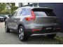 Volvo XC40 T3 Momentum Pro | Achteruitrij Camera | 100% Dealeronderhouden | Stoel Verwarming | Voorruit verwarming | 18"LM Velgen | Parkeer sensoren V+A | Trekhaak | Extra Donker Glas Achter |