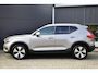 Volvo XC40 T3 Momentum Pro | Achteruitrij Camera | 100% Dealeronderhouden | Stoel Verwarming | Voorruit verwarming | 18"LM Velgen | Parkeer sensoren V+A | Trekhaak | Extra Donker Glas Achter |
