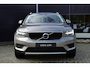 Volvo XC40 T3 Momentum Pro | Achteruitrij Camera | 100% Dealeronderhouden | Stoel Verwarming | Voorruit verwarming | 18"LM Velgen | Parkeer sensoren V+A | Trekhaak | Extra Donker Glas Achter |